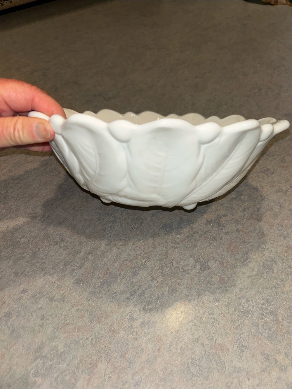 Beautiful vintage milk glass White Scalloped Glass Serving Bowl - Unbranded